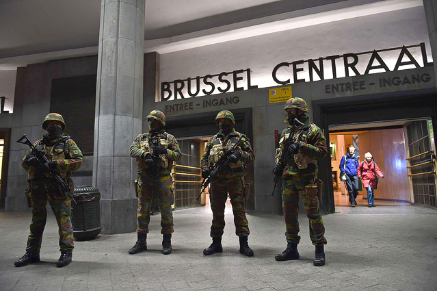 © APA/AFP/Emmanuel Dunand Polizisten vor dem Eingang des Brüsseler Hauptbahnhofs