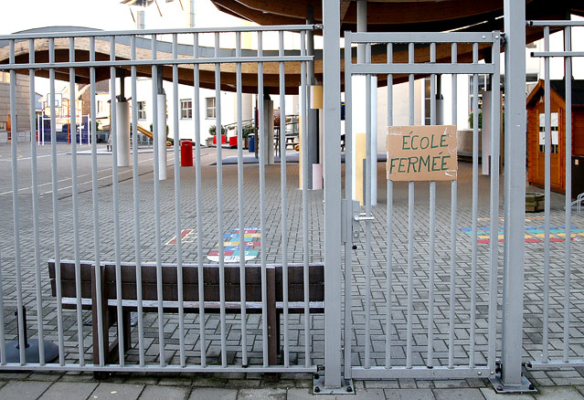 © Reuters/Francois Lenoir Schild mit der Aufschrift "Schule geschlossen"
