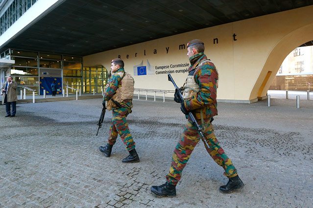 © Reuters/Yves Herman Soldaten vor dem Gebaude der Europäischen Kommission