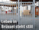 Schild mit der Aufschrift "Schule geschlossen"