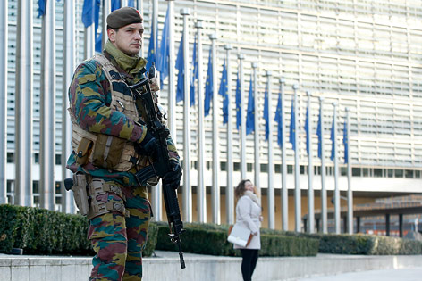 © APA/EPA/Olivier Hoslet Soldat vor dem Gebaude der Europäischen Kommission