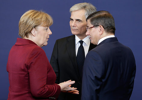© BKA/Andy Wenzel Deutsche Kanzlerin Merkel, österreichischer Kanzler Faymann und türkischer Premierminister Davutoglu