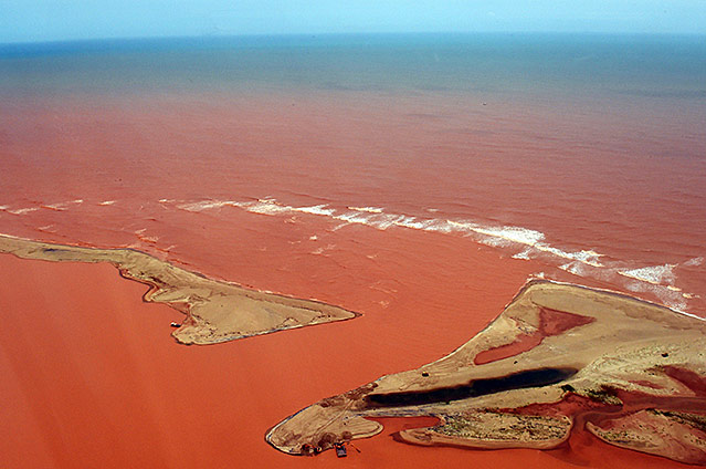 © APA/AFP/Espirito Santo State Press/Fred Loureiro Rotgefärbtes Meer