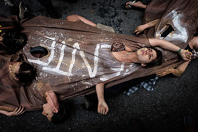 © APA/AFP/Yasuyoshi Chiba Menschen protestieren