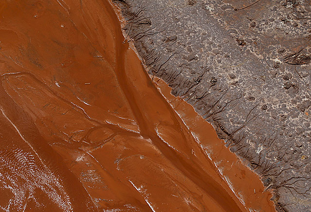 © Reuters/Ricardo Moraes Roter Schlamm im Fluss