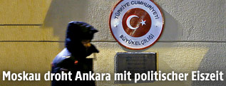 Unkenntlicher Mann vor dem Schild der türkischen Botschaft in Moskau