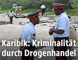 Polizisten auf dem Strand von Holmes Rock, Bahamas