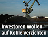Kran neben Kohlehaufen
