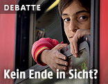 Kind blickt aus dem Fenster eines Zuges