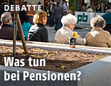Pensionisten sitzen auf einer Bank