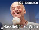 Luc Bondy mit einer Rose in der Hand