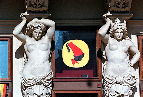 © picturedesk.com/Ernst Weingartner Eingangsbereich eines Meinl-Geschäftes mit Logo