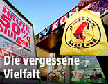 Julius-Meinl-Sackerl und ein Konsum im Hintergrund