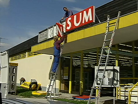 © ORF Konsum-Schild wird abmontiert