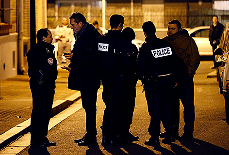 © APA/EPA/Ian Langsdon Polizisten in Montrouge nahe bei Paris