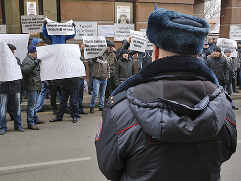 © APA/EPA/Sergei Ilnitzky Protestierende vor der türkischen Botschaft in Moskau