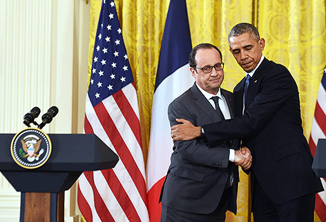 © APA/AFP/Nicholas Kamm Frankreichs Präsident Francois Hollande umarmt US-Präsident Barack Obama