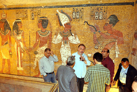 © APA/EPA Archäologe Nicholas Reeves und ägyptischer Minister Mamdouh Eldamaty in der Grabkammer Tutanchamons