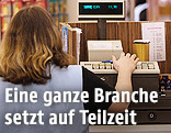 Kassierin im Einzelhandel