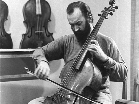© picturedesk.com/ÖNB-Bildarchiv Nikolaus Harnoncourt am Cello