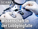 Forscher mit Mikroskop