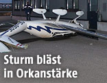Vom Wind auf den R&uuml;cken gedrehtes Kleinflugzeug
