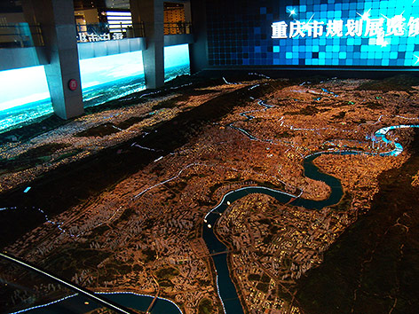© ORF/Josef Dollinger Stadtentwicklungsmodell von Chongqing