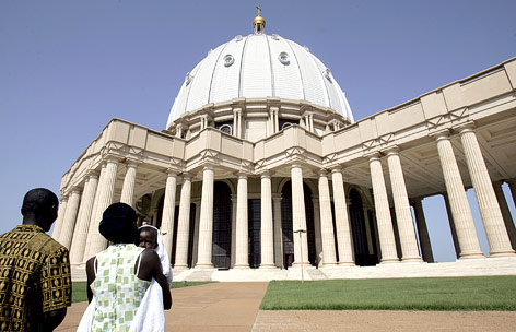 © APA/AFP/Issouf Sanogo Die Basilika Notre-Dame-de-la-Paix in Yamoussoukro