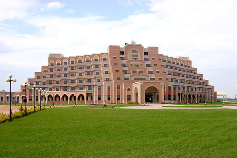 © Yerpo unter CC BY-SA 3.0 Parlamentsgebäude der Nationalversammlung in Yamoussoukro