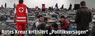 Rot-Kreuz-Mitarbeiter betreut Fl&uuml;chtlinge
