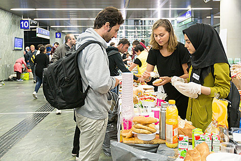 Helfer am Hauptbahnhof in Wien