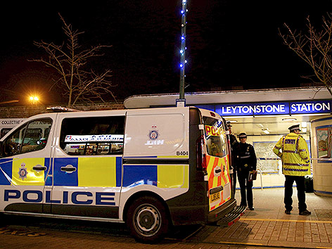 Polizei bei dem Tatort in der U-Bahnstation in London