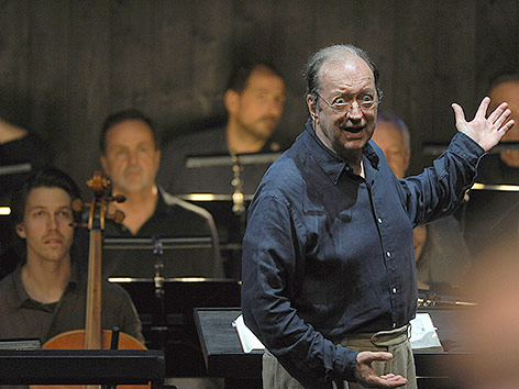 Nikolaus Harnoncourt beim Dirigieren