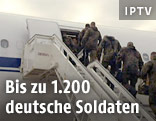 Deutsche Soldaten besteigen Flugzeug