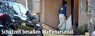 Ein FBI-Agent betritt das mutmaßliche Haus der Schützen
