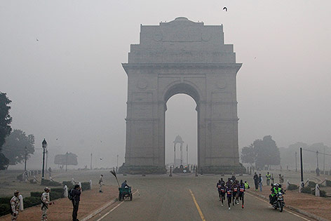 © AP/Altaf Qadri Teilnehmer beim Halbmarathon in Delhi laufen im Smog