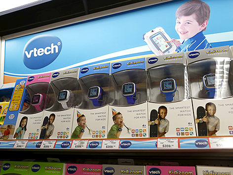 © Reuters/Tyrone Siu Ein Regal mit Smartwatches von VTech