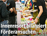 Hilfskr&auml;fte teilen Lebensmittel aus