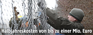 Soldaten errichten einen Grenzzaun