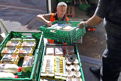 © Reuters/Philippe Wojazer Supermarktlebensmittel werden einer wohltätigen Einrichtung gespendet