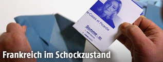 Wahlkarte mit dem Bild von Marine Le Pen