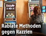 Eine Frau spielt mit einem Spielautomaten