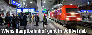 Zug fährt am Wiener Hauptbahnhof ein