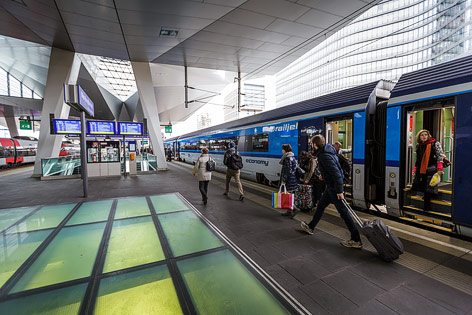 © ORF.at/Christian Öser Passagiere steigen am Wiener Hauptbahnhof aus einem Zug aus