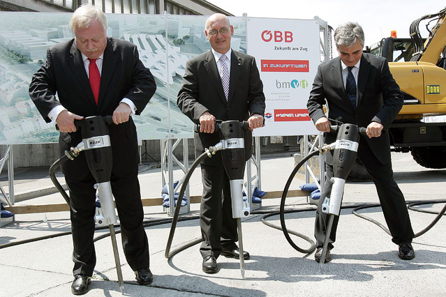 © APA/Guenter R. Artinger Spatenstich mit Bürgermeister Häupl, ÖBB-Generaldirektor Huber und Infrastrukturminister Faymann