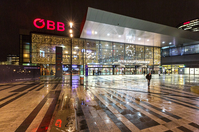© ORF.at/Christian Öser Nachtaufnahme des Haupteingangs des Wiener Hauptbahnhofs