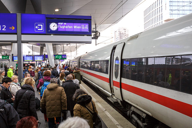 © ORF.at/Christian Öser Passagiere steigen in einen ICE am Wiener Hauptbahnhof