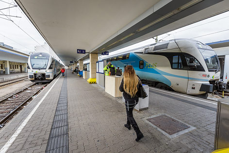 © ORF.at/Christian Öser Zwei Züge der Westbahn am Wiener Westbahnhof