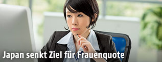 Japanische Managerin am Schreibtisch