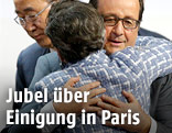 Francois Hollande umarmt Christiana Figueres